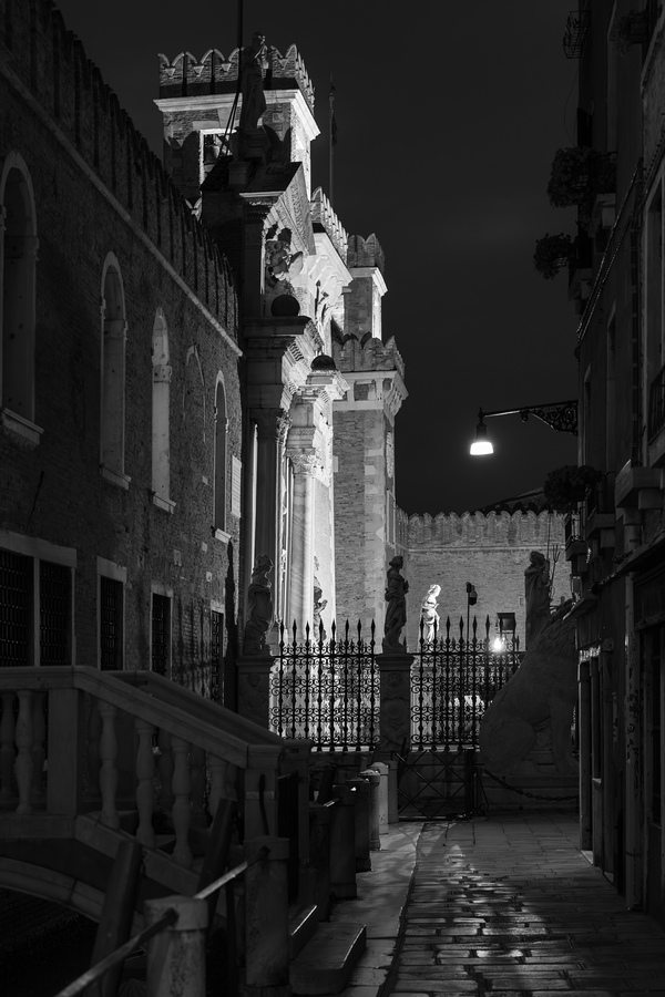 Torre dell'Arsenale z přilehlé ulice